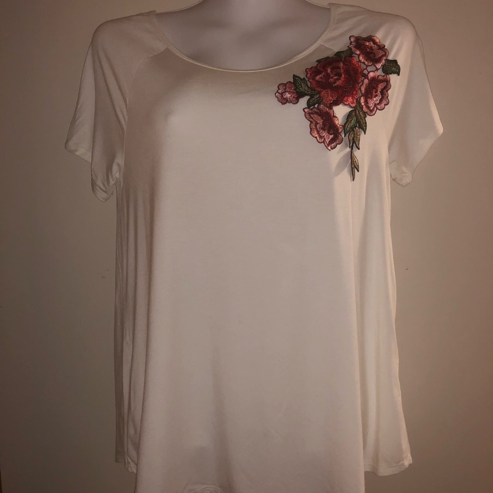 Lightweight top with floral appliqué